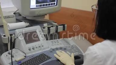 一位女<strong>医生</strong>正在一个超声波诊断工具后面工作。医疗技术。超声波设备.4K